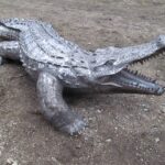 Кованая скульптура крокодил из металла